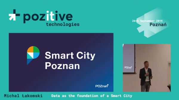 사진: 미할 라콤스키의 포즈난 스마트시티에 대한 설명을 하고 있는 모습(유투브 캡처)