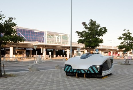 핀란드 헬싱키 공항 주차장에서 작업을 하고는 청소로봇. (사진: 스마트시티스월드 사이트 캡처. 클릭하면 영상을 볼 수 있음)