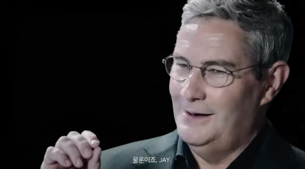 제네시스 디자인에 대해 설명하고 있는 루크 동커볼커 부사장(사진: 퓨처링 제네시스 영상 캡처)