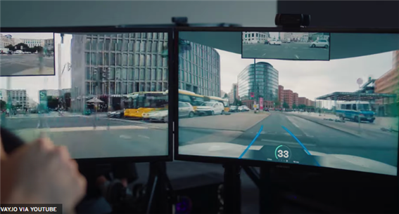 중앙 센터에서 텔레드라이버가 모니터를 보면서 차량을 원격으로 운전하는 장면. 사진=베이 유튜브 채널