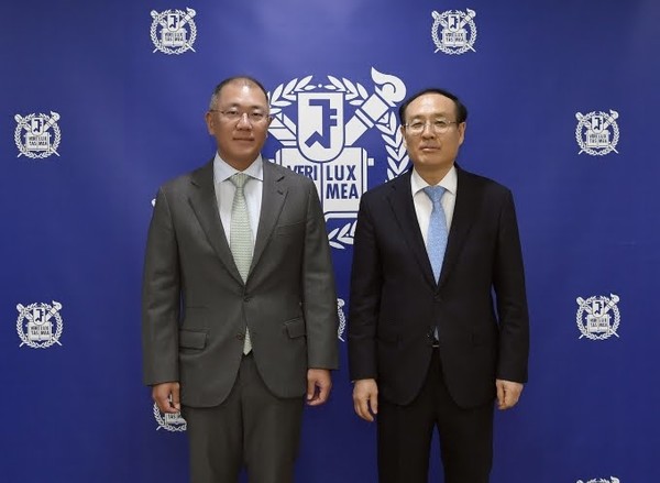  ◇정의선 회장고 오세정 서울대 총장이 ‘현대차그룹-서울대 배터리 공동연구센터’ 설립 및 중장기 공동 연구를 위한 업무 협약(MOU)을 체결한 후 기념촬영을 했다. (사진:현대차그룹)