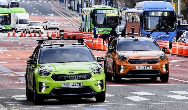 ◇1등으로 들어오는 카이스트 팀 자율주행차(사진: 현대차그룹)