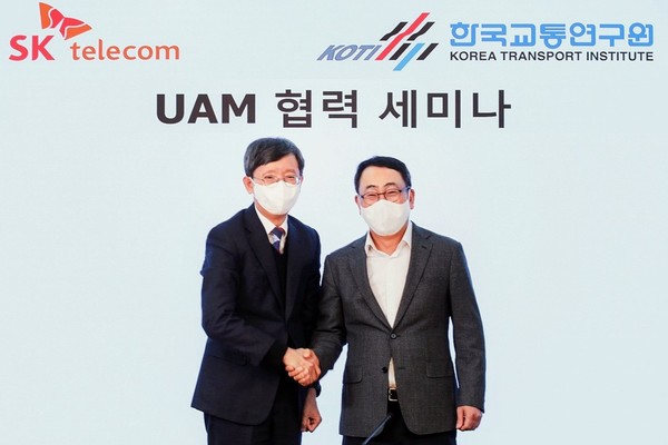 ◇SKT 본사 사옥에서 열린 세미나에서 유영상 SK텔레콤 대표(우)와 오재학 한국교통연구원장(좌)이 인사를 나누는 모습(사진: SKT)