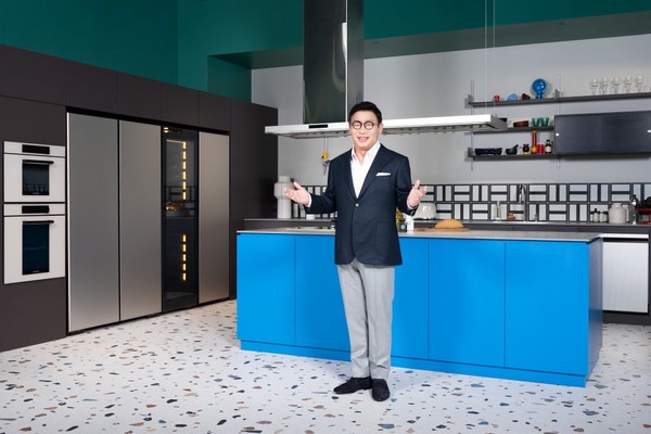 ◇삼성전자 생활가전사업부장 이재승 사장이 삼성디지털프라자 강남본점에서 비스포크 인피니트 신제품을 소개하고 있다.(사진: 삼성전자)