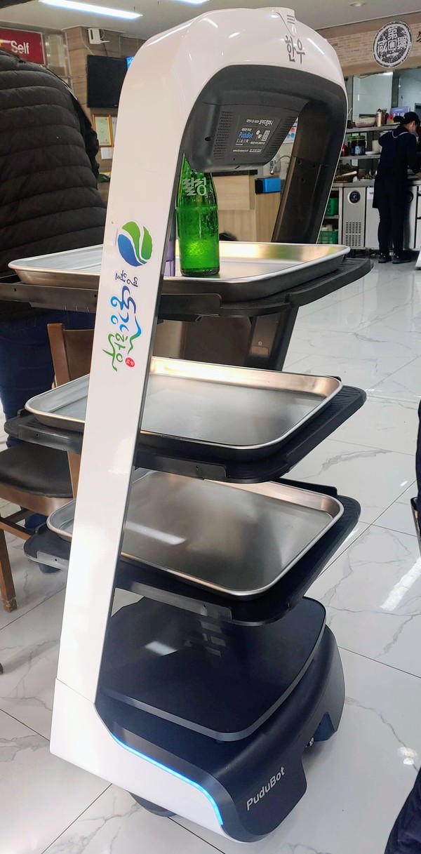 ◇영월 동강한우 매장에서 서빙을 하고 있는 '딜리 플레이트'