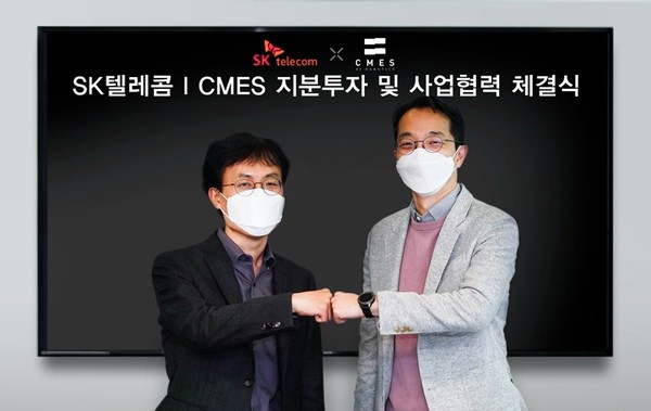 ◇최낙훈 SKT 스마트팩토리 CO 담당(왼쪽)과 씨메스 이성호 대표가 업무협약식을 마친 후 기념사진을 촬영하고 있다.(사진:SKT)