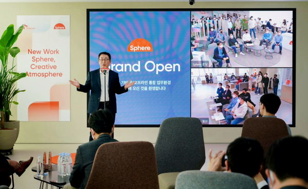 ◇유영상 SKT 사장이 거점 오피스 Sphere 신도림을 방문해 구성원들과 소통하고 있다.(사진: SKT)