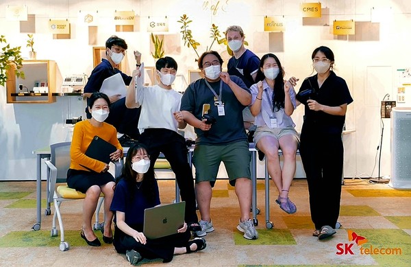 ◇SKT가 육성하고 있는 'ESG코리아 2022' 선정 스타트업 구성원들이 을지로 소재 SKT 트루이노베이션랩에 모여 회의하고 있는 모습.(사진: SKT)