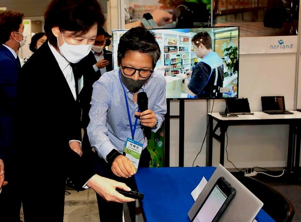 ◇특허청장에게 발명품을 설명하고 있는 이혜진 노리앤드 대표(사진: 특허청).