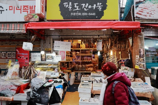  * 넷플릭스 드라마 의 배경이 됐던 서울 도봉구 백운시장. 