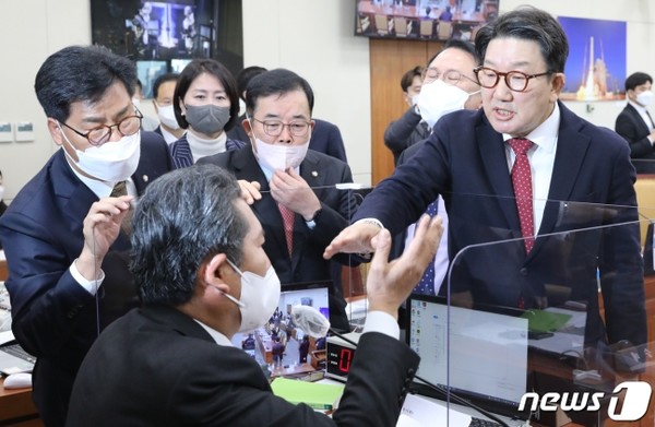  이달 2일 서울 여의도 국회에서 열린 과학기술정보방송통신위원회 전체회의에서 국민의힘 의원들이 정청래 위원장의 방송법 개정안 관련 찬반 토론 종료에 항의하고 있다. 