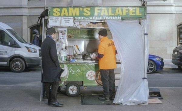 푸드트럭 'Sam’s Falafel'를 운영하는 에마드 아흐메드는 "월가 인근에서 장사한지 30년 가까이 됐지만 올해 같이 최악인 적이 없었다"라고 말한다. 출처=블룸버그