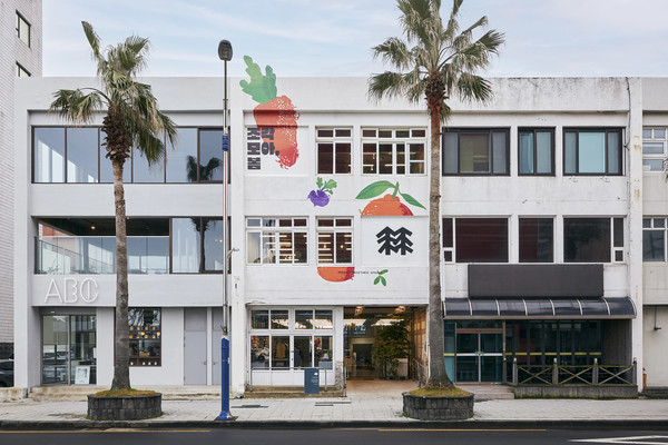 '조각모아, 봄' 전시가 열리는 코오롱스포츠 솟솟리버스 제주점