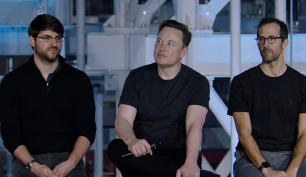 '투자자의 날'에 발표 나선 일론 머스크 테슬라 최고경영자(CEO)(가운데)와 임원들. 출처=테슬라