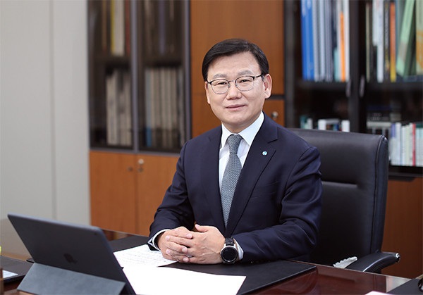  * 이원덕 우리은행장이 1여년의 잔여임기를 남긴 채 스스로 사의를 표했다. 