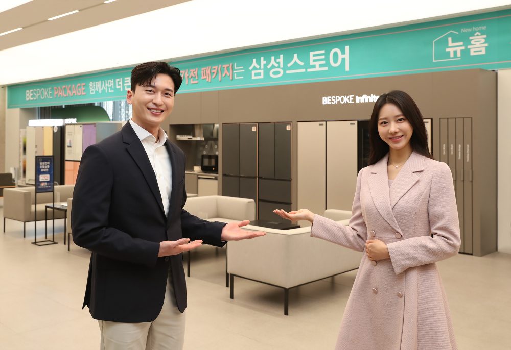 삼성전자 모델이 ‘삼성스토어’ 대치점을 소개하고 있는 모습. 삼성전자는 오프라인 매장 명칭을 23년만에 ‘삼성 디지털프라자’에서 ‘삼성스토어’로 변경하고, 보다 젊고 차별화된 브랜드 경험을 제공하는 공간으로 재단장한다.