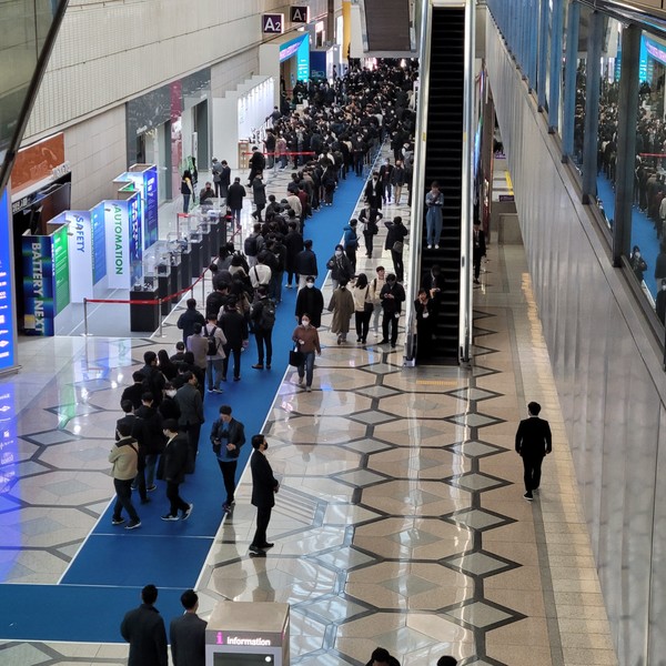  * 온라인 사전등록 고객들이 길게 줄지어서 입장을 기다리고 있다. 