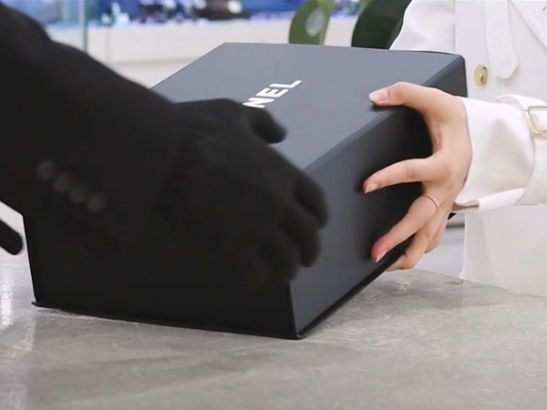  * 구구스 매장에서 샤넬 중고 제품을 구매하고 있는 모습.