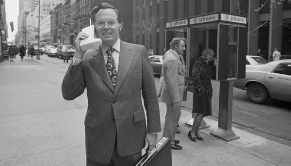 존 F. 미첼 당시 모토로라 부사장이 1973년 4월3일 자사의 휴대폰으로 통화하는 것이 얼마나 쉬운지를 직접 보여주고 있다.