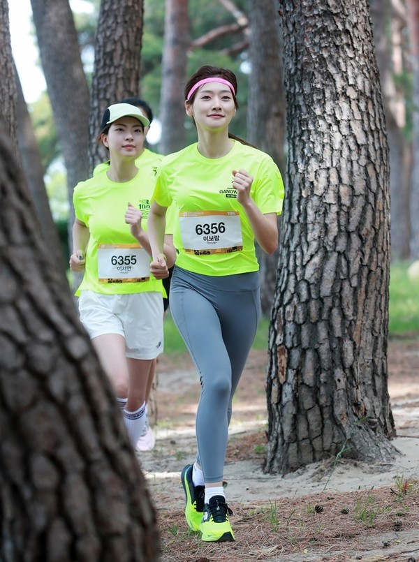 '2023 노스페이스 100 강원' 대회 참가자들이 강원도 강릉 일대의 아름다운 자연을 달리고 있다.(사진제공. 노스페이스)