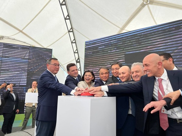  조정식 SK에코플랜트 에코솔루션BU 대표(왼쪽 네번째), 카라바예브 마랏(Karabayev Marat) 카자흐스탄 산업인프라개발사업부(MIID) 장관(왼쪽 여섯번째) 등 관계자들이 카자흐스탄 알마티 순환도로 개통 기념 행사에 참여했다.(사진제공. SK에코플랜트)