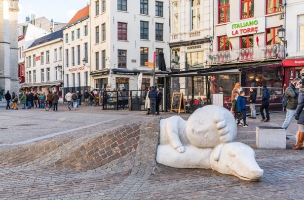  * 도로를 이불 삼아 덮고 있는 Nello & Patrache 동상.