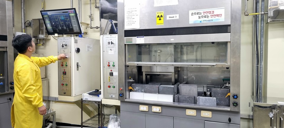 공동연구센터에서 미세먼지 유해성분을 분석하고 있다.