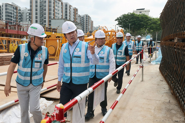 백정완 대우건설 사장이 28일 아일랜드라인 공사현장을 방문해 시찰하고 있다.(사진제공. 대우건설)