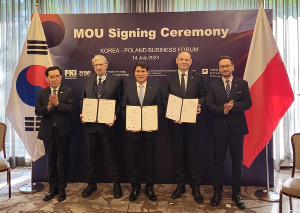 현대엔지니어링-美USNC-그루파 아조티 폴리체 3자간 MMR 사업협력 MOU』를 체결한 이후, 기념사진을 촬영하고 있다. 왼쪽부터 이창양 산업통상자원부 장관, 프란체스코 베네리(Francesco Venneri) USNC 대표이사, 홍현성 현대엔지니어링 대표이사, 마리우시 그랍(Mariusz Grab) Grupa Azoty Police 사장, 발데마르 부다(Waldemar Buda) 폴란드 경제개발기술부 장관 (사진제공. 현대엔지니어링)