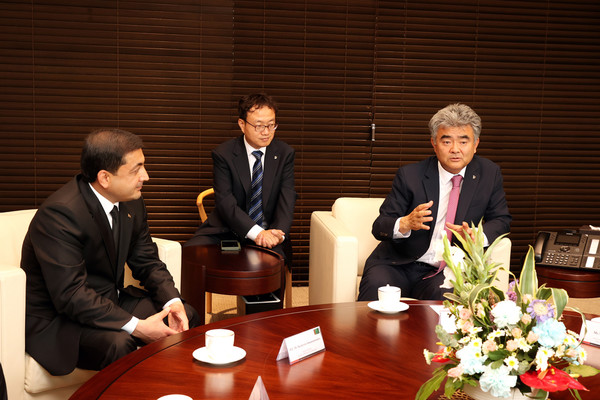 대우건설 회장(오른쪽)이 을지로 대우건설 본사에서 투르크메니스탄 경제사절단과 면담하고 있다. (사진제공. 대우건설)