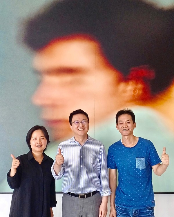 정용진 케어젠 대표(가운데). 케어젠은 9일 인스타그램을 통해 파트너십 가능성이 있는 중국 기업 관계자들이 안양 본사를 방문했다고 알렸다.