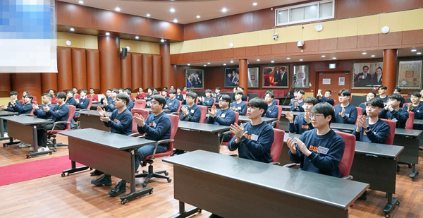  * bbq의 올해 신입공채 직원 51명 중에서 20% 가량의 인원이 입사 채 반년도 못돼 줄사표를 쓰고, 회사를 떠나고 있다. (사진은 치킨대학에서 진행중인 공채 교육 현장)