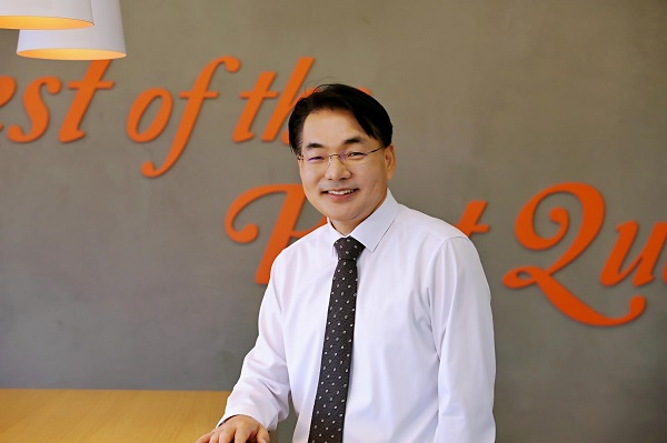  *정승욱 전 휠라코리아 대표가 BBQ 대표이사 취임 다섯달만에 지난 2월 석연치 못한 이유로 자진사퇴했다. 그는 윤 회장을 대신해 지난해 10월 국감 증인으로 나섰다.