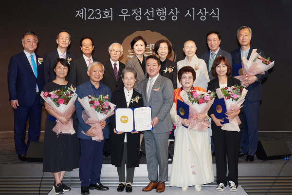 코오롱그룹 오운문화재단(이사장 이웅열)이 19일 서울 마곡 코오롱 원앤온리타워에서 개최한 제23회 우정선행상 시상식을 열었다. 47년째 늦깎이 학생들을 위한 배움터가 되어준 상록야학이 대상을 수상했다. 사진은 우정선행상 수상자와 심사위원들이 단체 기념촬영을 하고 있는 모습. (사진제공. 코오롱)