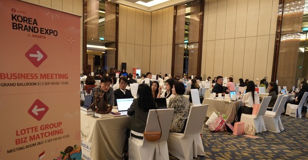  * 롯데는 코트라와 지난 5일 대한민국 브랜드 엑스포 in 자카르타를 개최했다. 사진은 B2B 수출상담회 상담 모습.