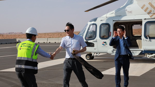 이재용 삼성전자 회장이 1일(현지시간) 사우디아라비아 서북부 타북주(州) '네옴(NEOM)' 신도시 건설 현장에 헬기로 도착해 삼성물산이 참여하는 네옴시티 지하 터널 공사 현장으로 이동하고 있다.