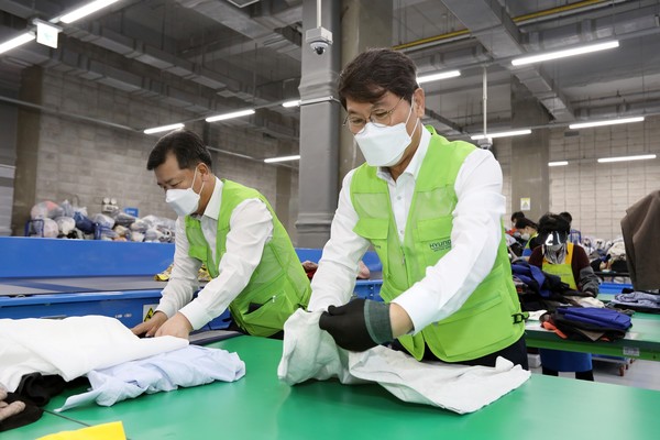 홍현성 대표이사(오른쪽)가 굿윌스토어 용답 물류센터에서 물품분류 봉사활동을 진행하고 있다. (사진제공. 현대엔지니어링)