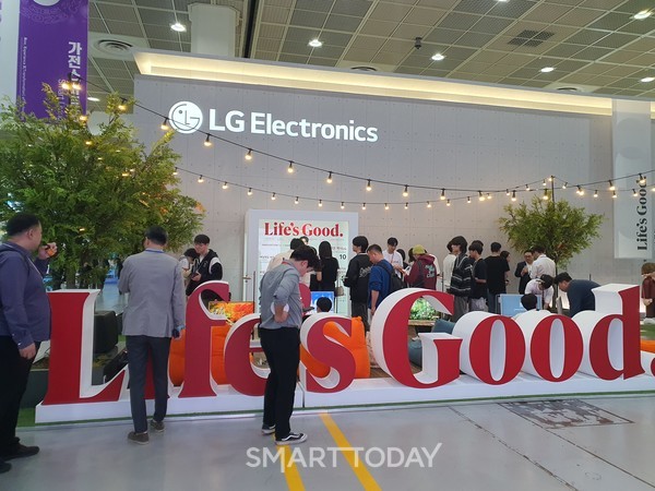 'Life is Good'이라는 LG 슬로건을 보여준다.