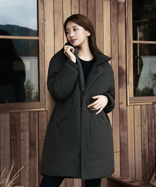 야상 다운 씬에어 바이브를 입은 수지 (사진. K2)