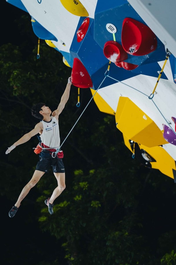 스포츠클라이밍 국가대표 이도현 선수 리드종목 경기 장면 (사진제공. 대한산악연맹)