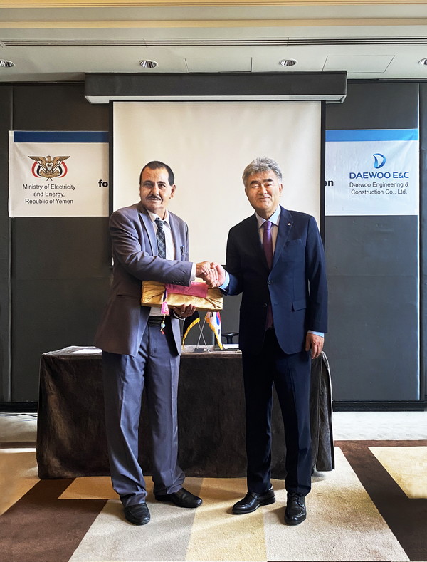 대우건설 정원주 회장(오른쪽)이 예멘 전력에너지부 제1차관과 만나 사업 협력을 논의했다. (사진. 대우건설)