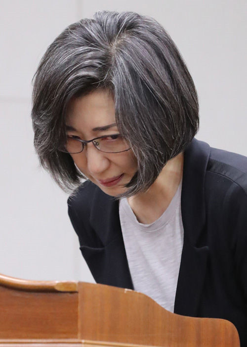  * 최은영 유수홀딩스(옛 한진해운) 회장은 2016년 국정감사에서 추가 사재를 출연할 수 없다며 눈물 호소로 선처를 구했다.