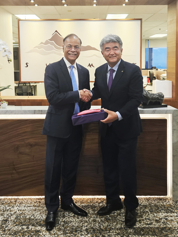 정원주 회장이 방글라데시 써밋그룹의 무하메드 아지즈 칸 회장을 만나고 있다. (사진. 대우건설)