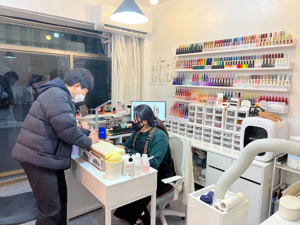 서울 동작구 사당동에 위치한 네일샵에서 공비서 담당자가 원장님에게 고객관리 프로그램 공비서에 대한 기능, 활용 방법 등을 설명하고 있다.