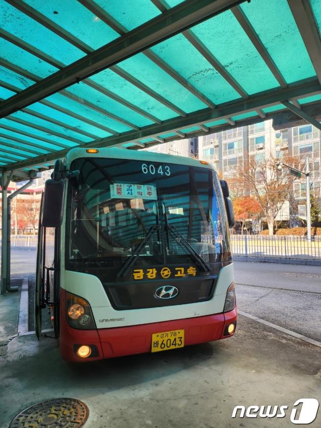 30일 오전 상봉터미널을 떠나는 원주행 버스의 모습ⓒ News1 서상혁 기자