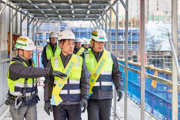정익희 HDC현대산업개발 CSO(사진 중앙)가 이문 아이파크 자이 현장을 방문하여 동절기를 대비한 화재와 질식 예방 특별 안전점검을 주관했다.(사진. HDC현대산업개발)