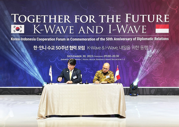 대우건설 한승 해외사업단장(사진 왼쪽)이 인도네시아 국영기업 후타마 까리야社와 업무협약을 체결하고 있다 (사진.대우건설)