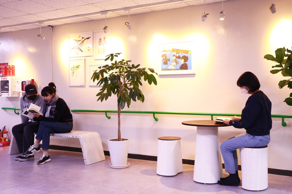 한화 건설부문이 포레나 도서관에 설치한 자원순환형가구 (사진제공. 한화 건설)