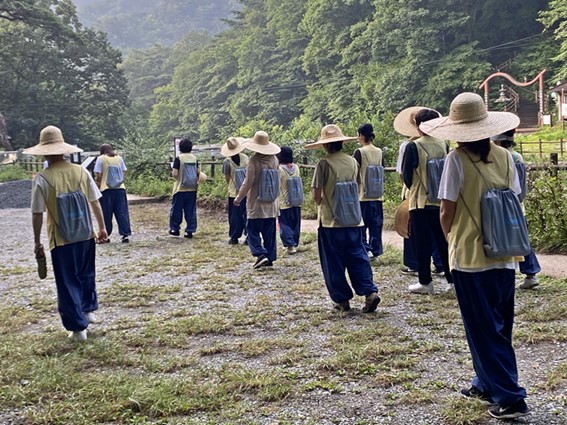 해인사 템플스테이 프로그램인 참깨나무에 참가한 사람들이 걷기 명상을 하고 있다. (사진. 참깨나무)