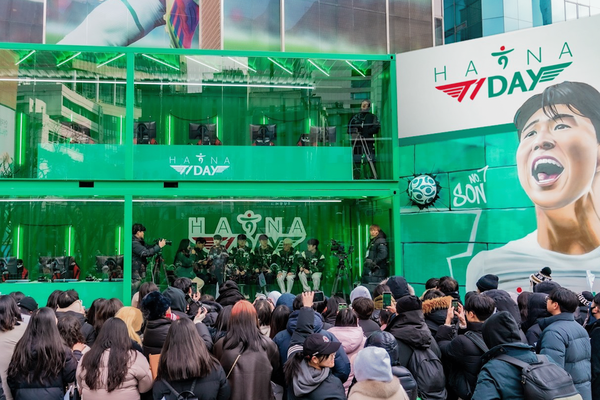 T1 선수들이 하나 플레이 파크에서 진행한 '하나T1데이' 이벤트에 참석해 인터뷰 토크쇼를 진행하고 있다.